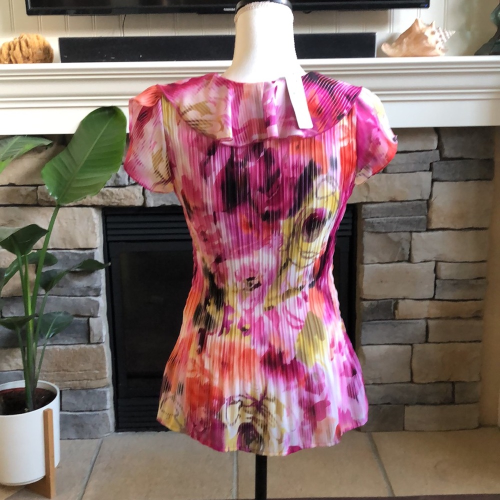 NWT East 5th crinkle floral blouse with ruffle and flutter sleeves size small - Picture 3 of 6